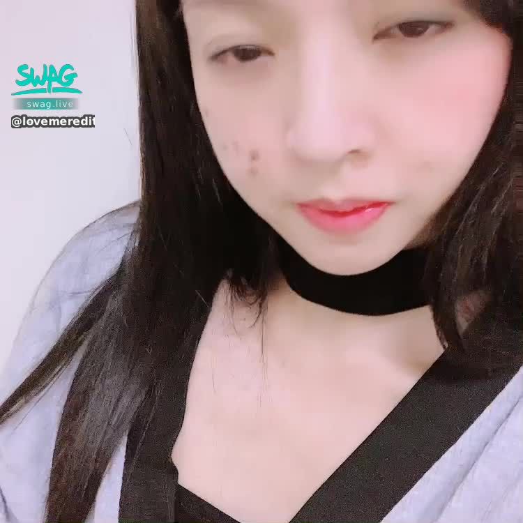 lovemeredith : 🤕
《薇薇不想1個人，10顆紫黑鑽濕💦薇薇🉐️客製現拍片片呦》
終於把人工皮拆了，但還要7天才會消，不是長痘子，薇薇的工作靠臉撐，當然要把皮膚顧的比一般人還要好，嫩，零毛孔，沒皺紋，你知道我不化妝，素顏上播也不怕，直播來看我就知道了
😘

🧝🏻‍♀️美騷氣息vivi的第一隻長片粉粉請享用
喜歡麻煩幫我按讚👍
https://go.swag.live/P9hksoBFhiXaYkGs8

㊙️包月vip 

💎
靠臉吃飯不如讓自己擁有更好的氣質
🎀

20:000-22:00&早上下午不定時出沒
 送首頁指定禮物🎁得隱藏版片片
 濕訊讓你射好舒服睡😴
