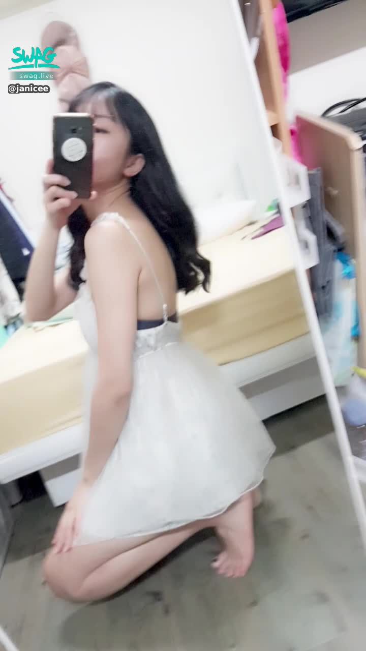  : Flower wedding pajamas 💚💚💚
Can't hide underwear and snow milk 😈
With the recent red Cindy 🎀
white pyjamas 💙
#長髮 #黑髮 #長腿 #美腿 #赤腳 #裸足 #美足 #短褲 #sexy #指甲油 #洋裝 #氣質 #內衣 #細肩帶 #bra #睡衣 #乳溝 #低胸 #雙峰