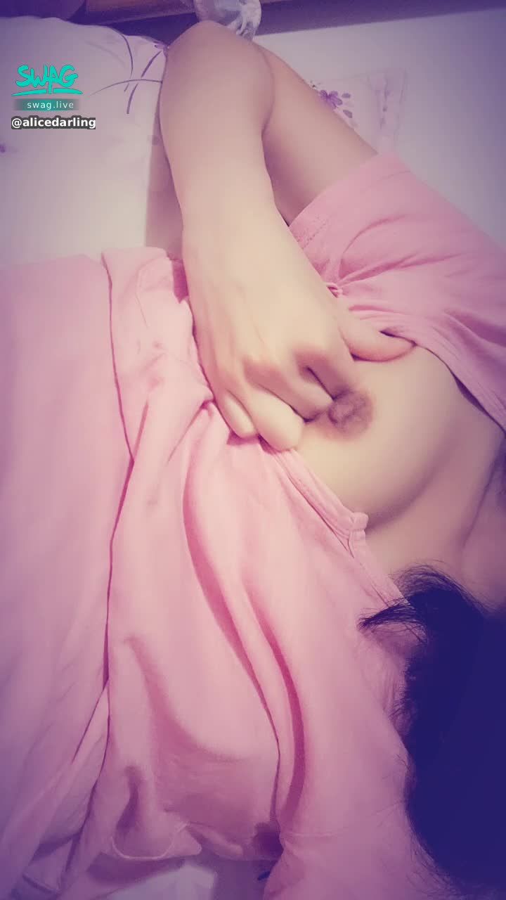 alicedarling : 端午節快樂 ♥️♥️
有吃粽子嗎？
還是要吃小愛的 🥴🥴