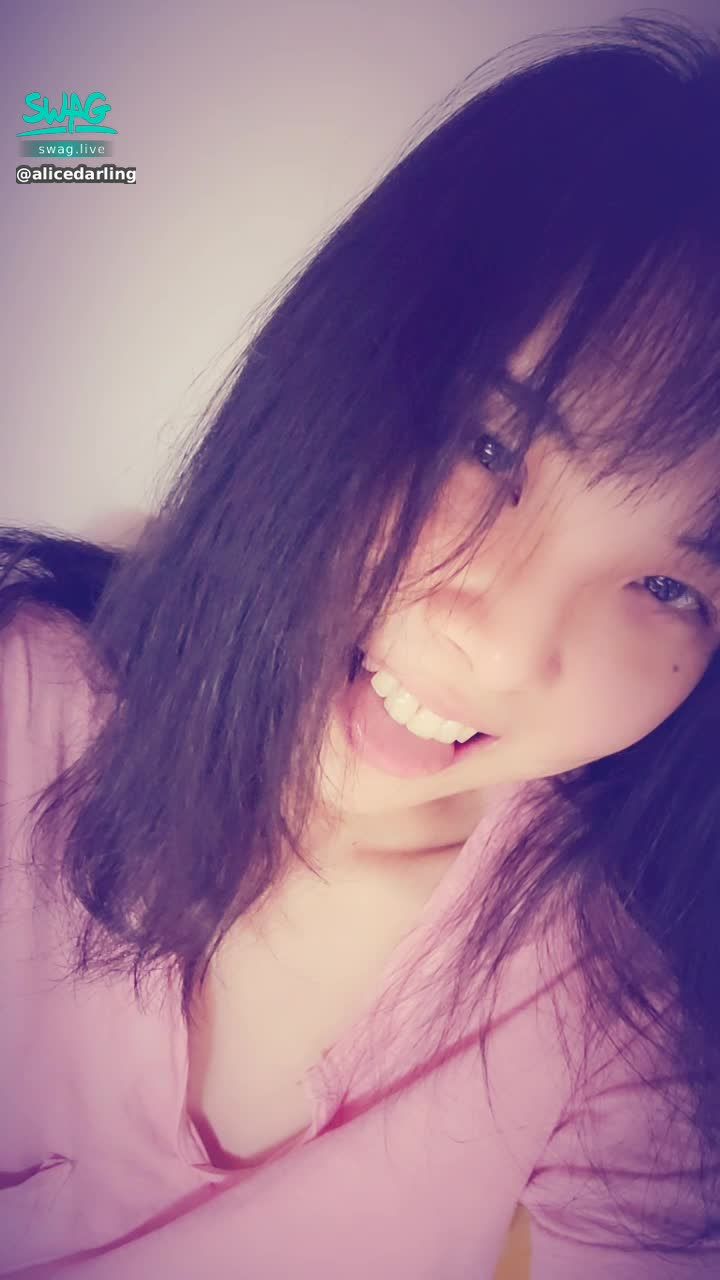 alicedarling : 看我摸摸下面 😈😈