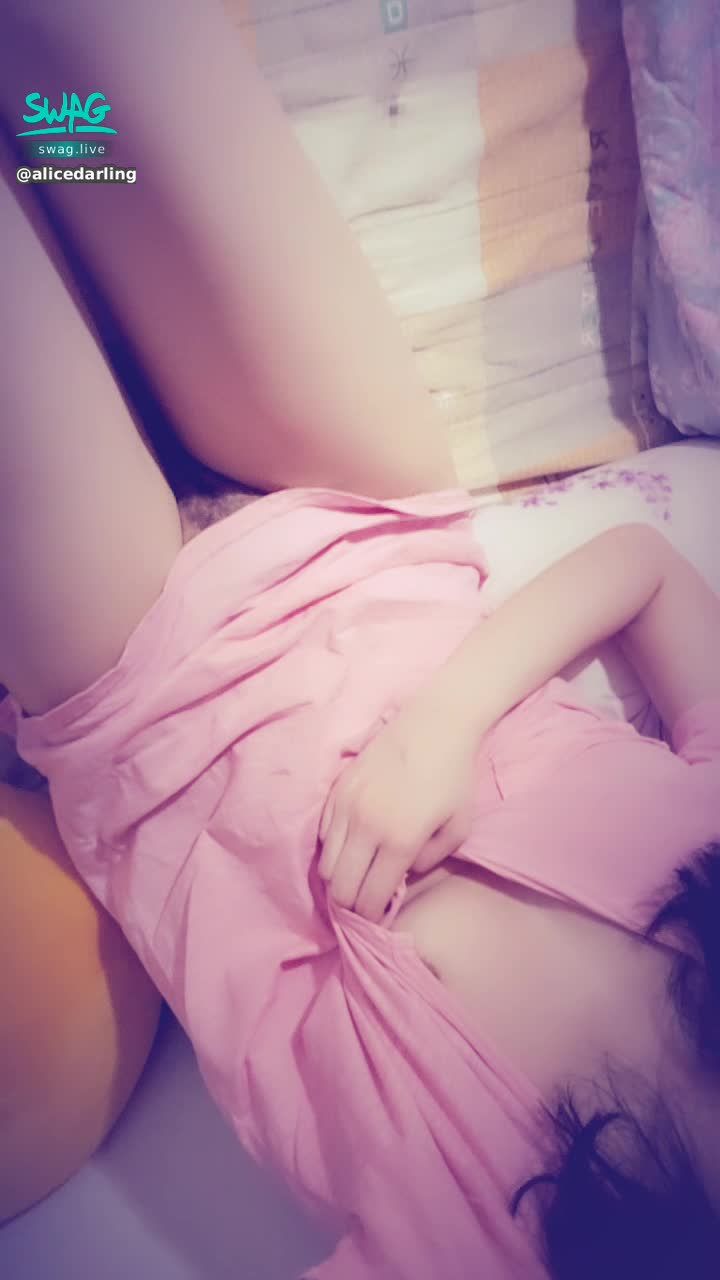 alicedarling : 小愛的淫水吃起來 😝😝😝