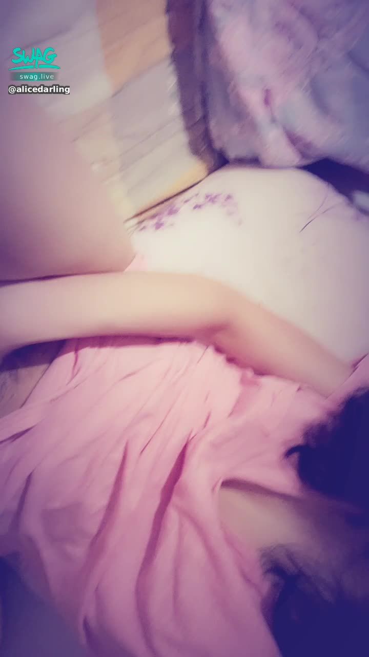 alicedarling : 一邊親親 一邊幫我摳摳好不好 🤤🤤