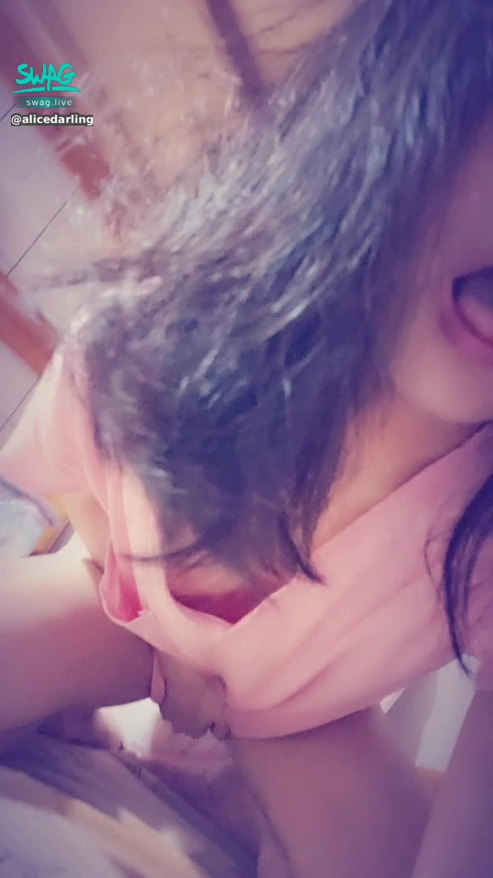 alicedarling : 摳穴好像摳到g點了
不小心叫出來 🤤
