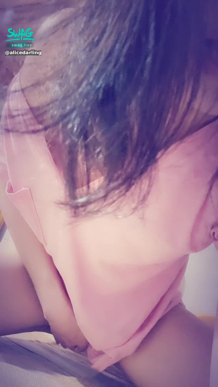 alicedarling : 沉迷高潮
小愛爽到無法好好看鏡頭