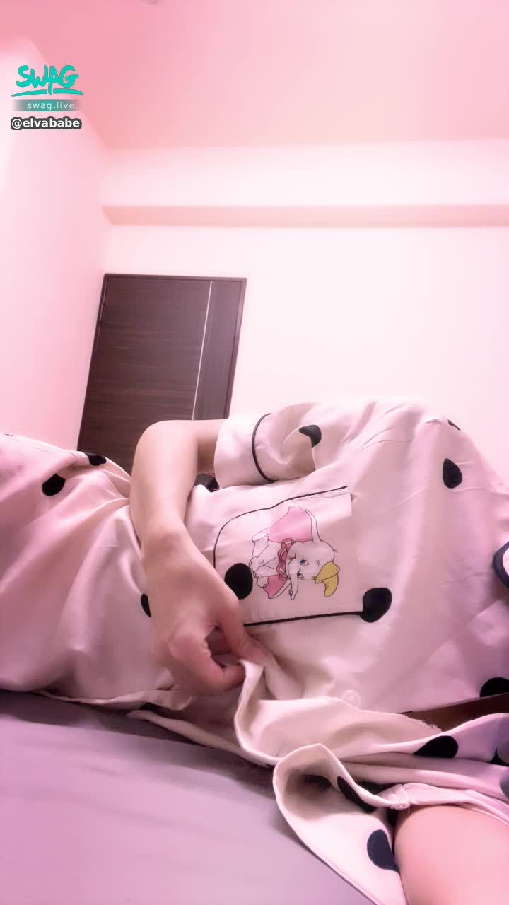  : Pajama Control 💗 Slowly unbuttoning the button, half of the milk suddenly fell out
wow~ nipples are hard 😈 horny