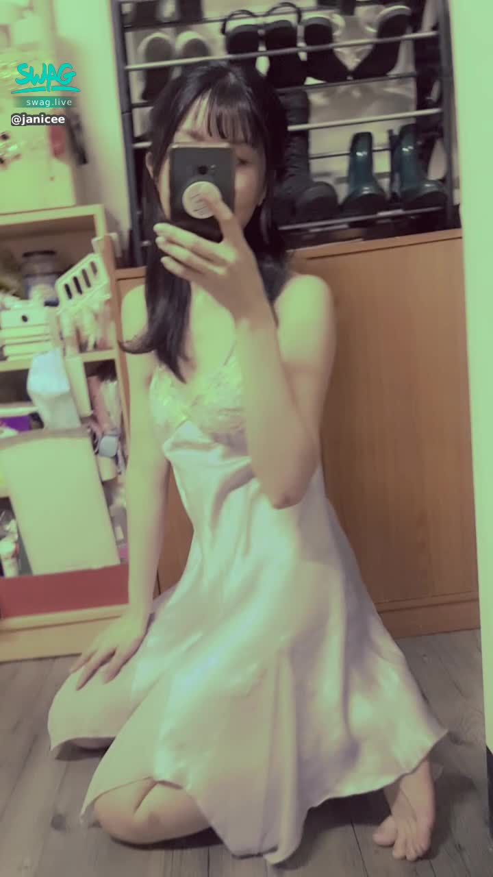 janicee : 絲質睡衣♥️
輕薄貼合曲線💗
性感美背💙
silky touch🌸
#長髮 #黑髮 #長腿 #美腿 #赤腳 #裸足 #美足 #短裙 #sexy #睡衣 #高跟鞋 #氣質 #細肩帶 #絲質 #美背