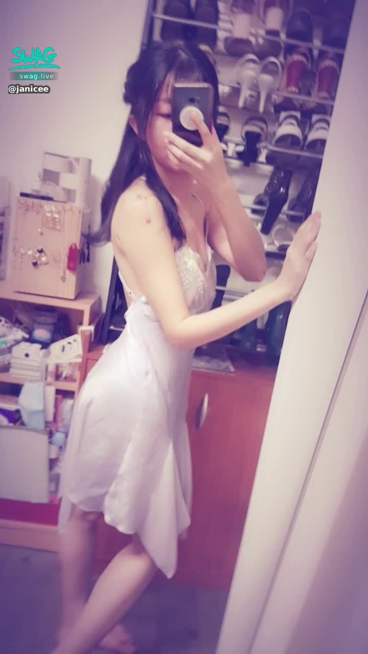 janicee : 牆邊纖細的身影💖
交叉細肩帶下的美背🎀
絲質睡衣♥️
輕薄貼合曲線💗
silky touch🌸
#長髮 #黑髮 #長腿 #美腿 #赤腳 #裸足 #美足 #短裙 #sexy #睡衣 #高跟鞋 #氣質 #細肩帶 #絲質 #美背