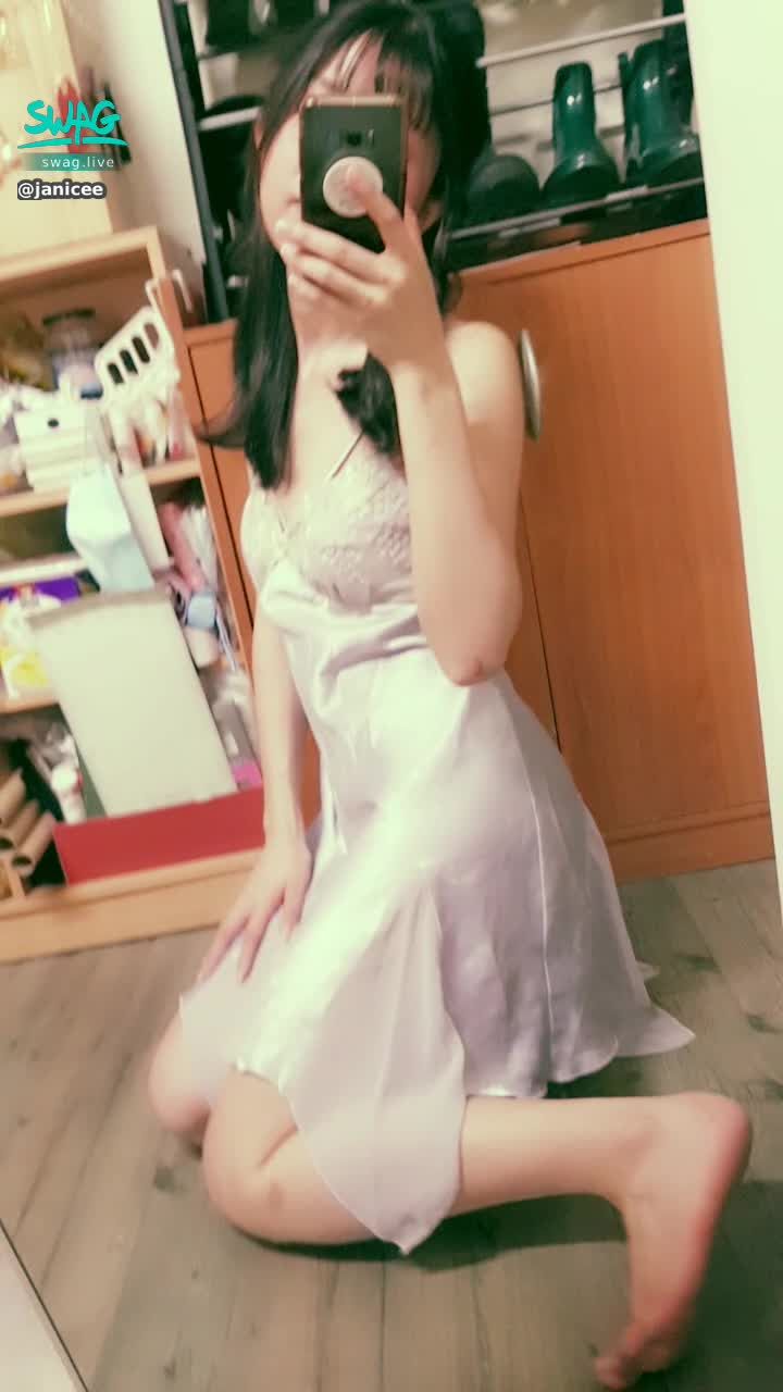 janicee : 背後是我的鞋櫃💋
絲質睡衣♥️
輕薄貼合曲線💗
性感美背💙
silky touch🌸
#長髮 #黑髮 #長腿 #美腿 #赤腳 #裸足 #美足 #短裙 #sexy #睡衣 #高跟鞋 #氣質 #細肩帶 #絲質 #美背