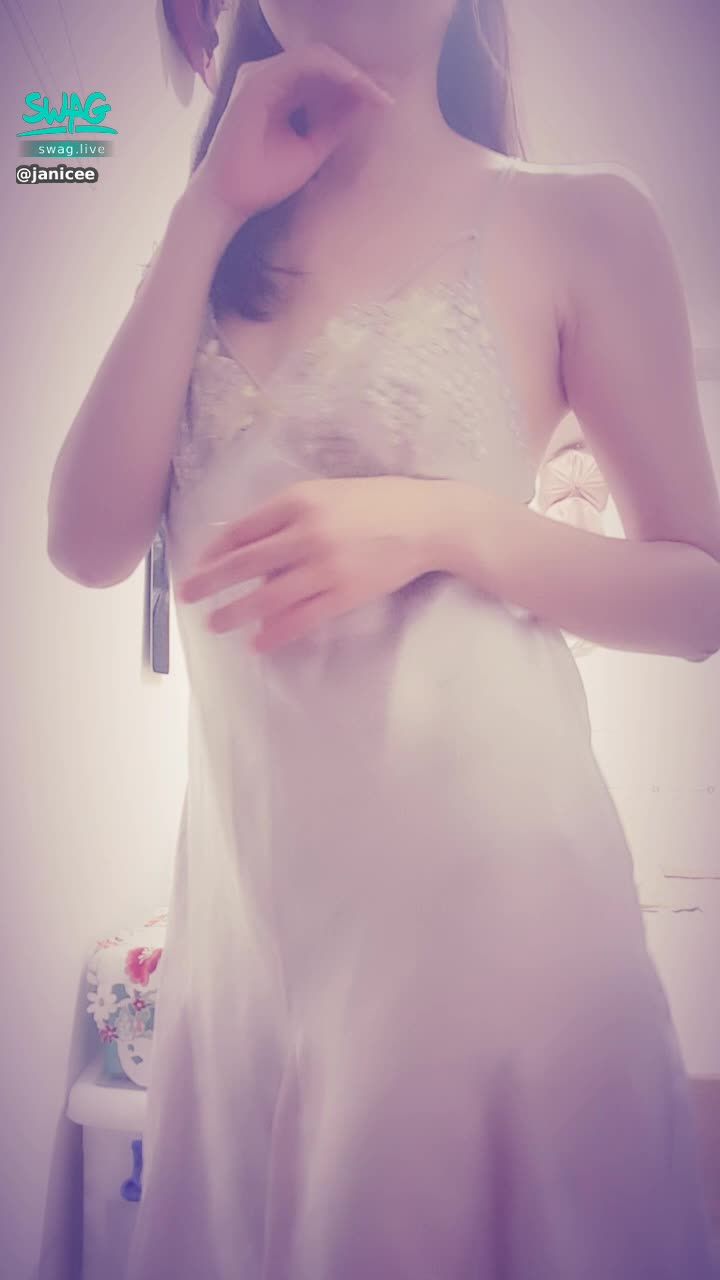 janicee : 睡衣的絲質性感💗
開到腰部的裸背設計💓
光著腳ㄚ子💋
silky gown⭐
#長髮 #黑髮 #短裙 #sexy #睡衣 #氣質 #細肩帶 #絲質 #美背