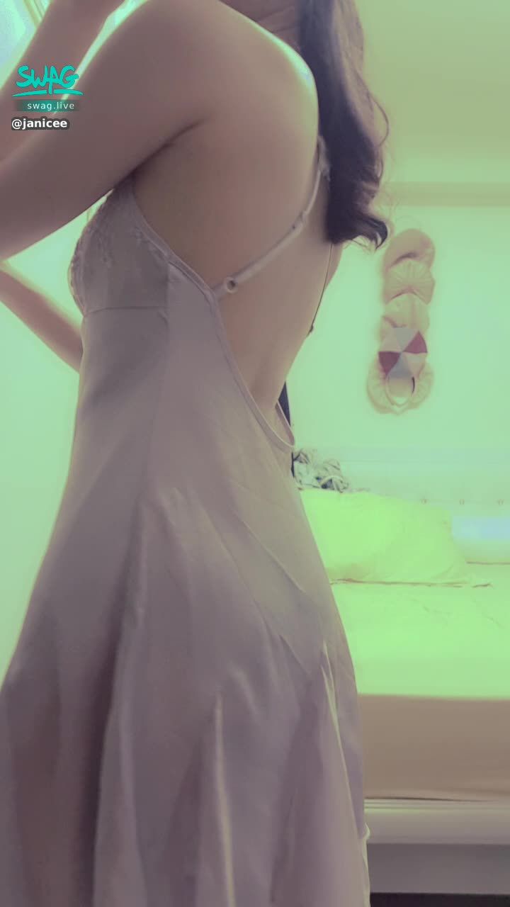 janicee : 側身的曲線🌹
摸摸睡衣縫隙下的美背💙
隨音樂起舞的裙擺😈
開到腰部的裸背設計💓
光著腳ㄚ子💋
silky gown⭐
#長髮 #黑髮 #長腿 #美腿 #赤腳 #裸足 #美足 #短裙 #sexy #睡衣 #氣質 #細肩帶 #絲質 #美背