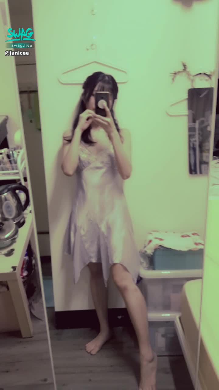 janicee : 撩起睡衣的裙擺😈
開到腰部的裸背設計💓
光著腳ㄚ子💋
silky gown⭐
#長髮 #黑髮 #長腿 #美腿 #赤腳 #裸足 #美足 #短裙 #sexy #睡衣 #氣質 #細肩帶 #絲質 #美背