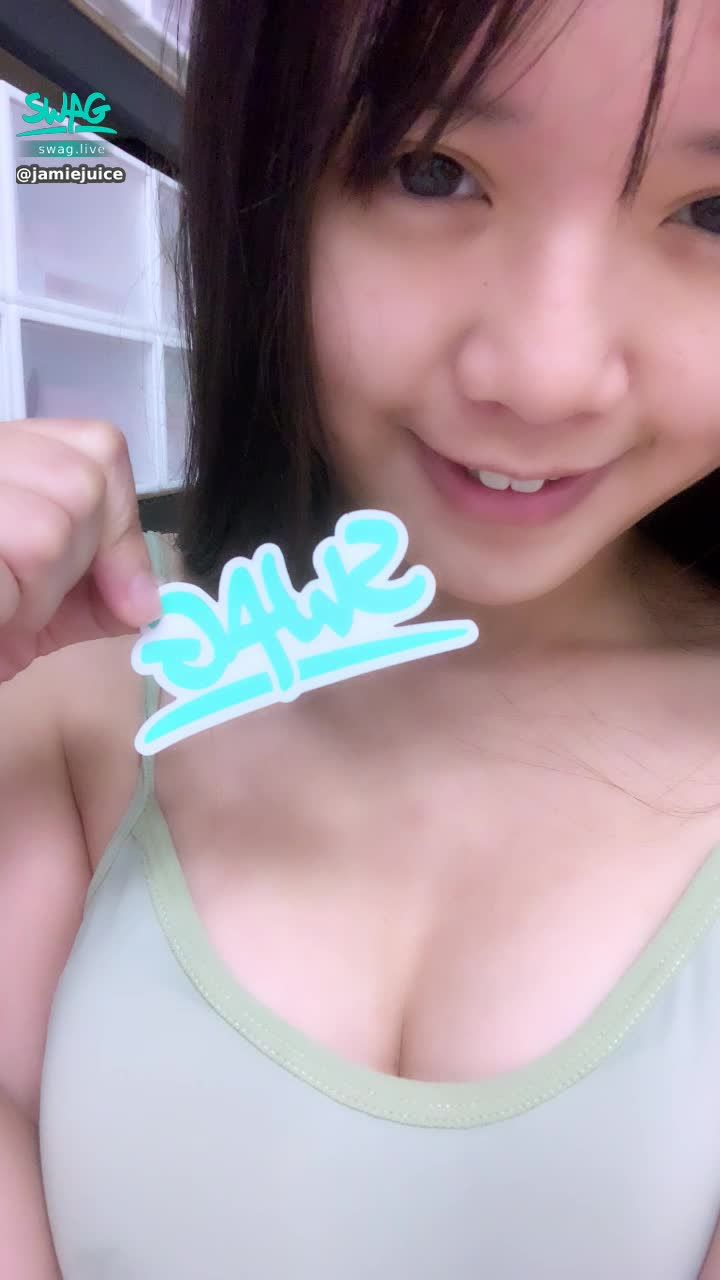 jamiejuice : 小喵喵今天收到小禮物🎁然後再把小禮物給哥哥😈
