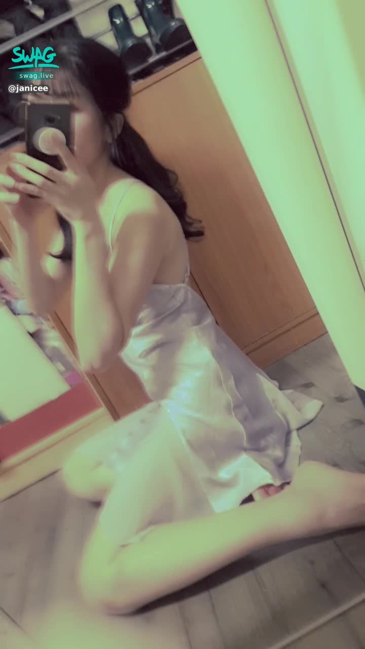 janicee : 轉過身的美背⭐
光著腳ㄚ子🌹
絲質睡衣♥️
輕薄貼合曲線💗
性感美背💙
silky touch🌸
#長髮 #黑髮 #長腿 #美腿 #赤腳 #裸足 #美足 #短裙 #sexy #睡衣 #高跟鞋 #氣質 #細肩帶 #絲質 #美背 #腳底 #腳趾