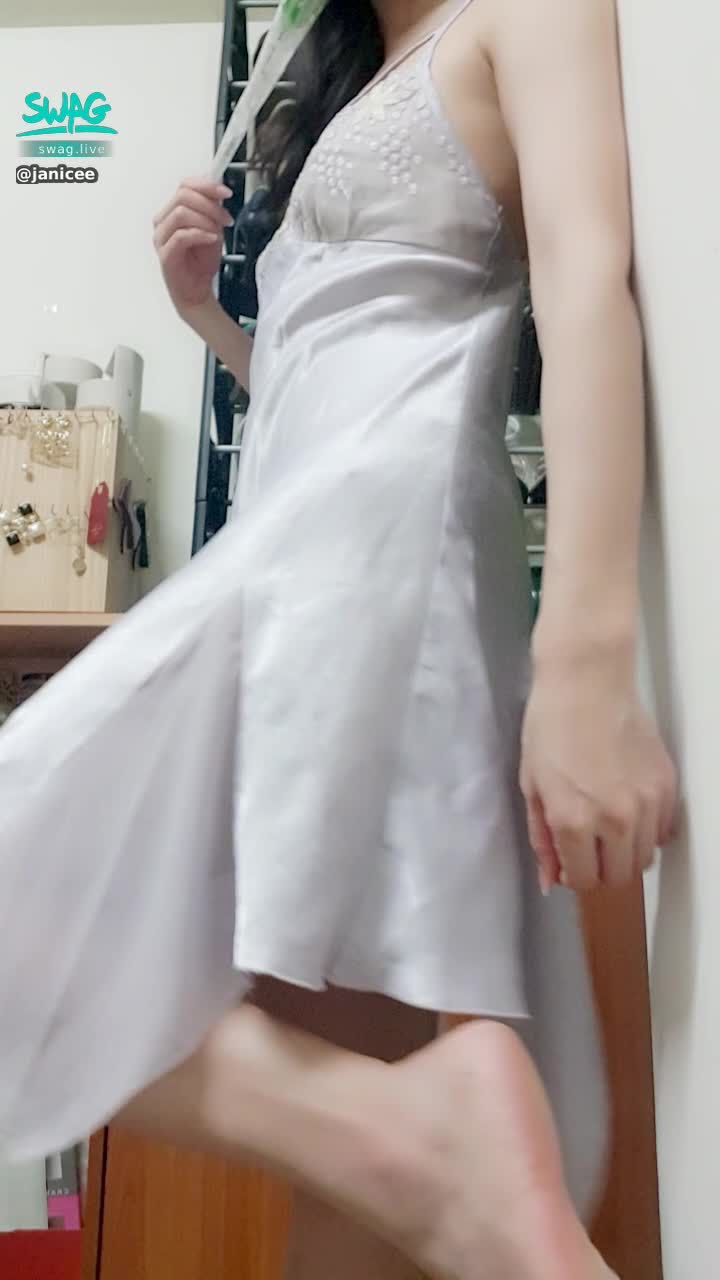 janicee : 倚著牆💗
手持一朵玫瑰🌹
搖動裙擺🌸
開到腰部的裸背設計💓
光著腳ㄚ子💋
silky gown⭐
#長髮 #黑髮 #長腿 #美腿 #赤腳 #裸足 #美足 #短裙 #sexy #睡衣 #氣質 #細肩帶 #絲質 #美背 #腳底