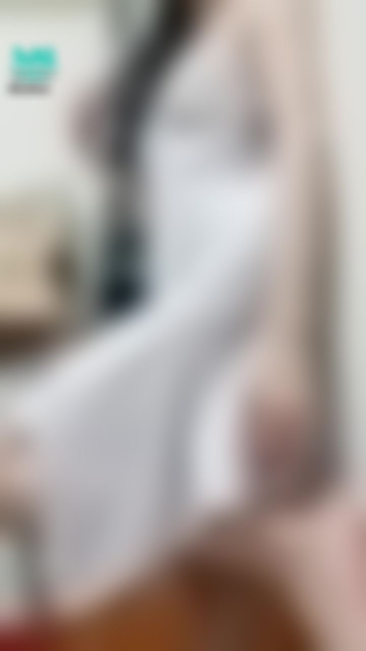 janicee : 倚著牆💗
手持一朵玫瑰🌹
搖動裙擺🌸
開到腰部的裸背設計💓
光著腳ㄚ子💋
silky gown⭐
#長髮 #黑髮 #長腿 #美腿 #赤腳 #裸足 #美足 #短裙 #sexy #睡衣 #氣質 #細肩帶 #絲質 #美背 #腳底