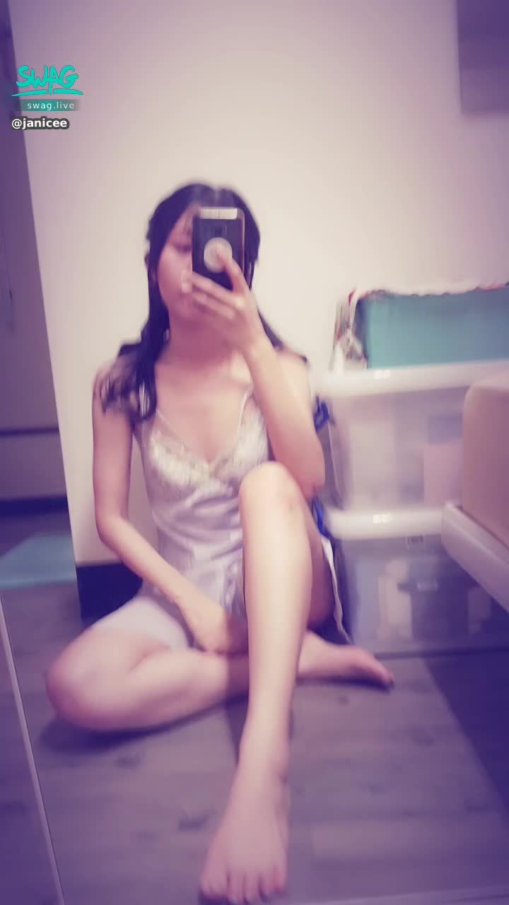 janicee : 地板上坐著💓
直視大腿根部👀
睡衣的半透明裙擺💖
光腳與美背⭐
silky night gown🎀
#長髮 #黑髮 #長腿 #美腿 #赤腳 #裸足 #美足 #短裙 #sexy #睡衣 #氣質 #細肩帶 #絲質 #美背