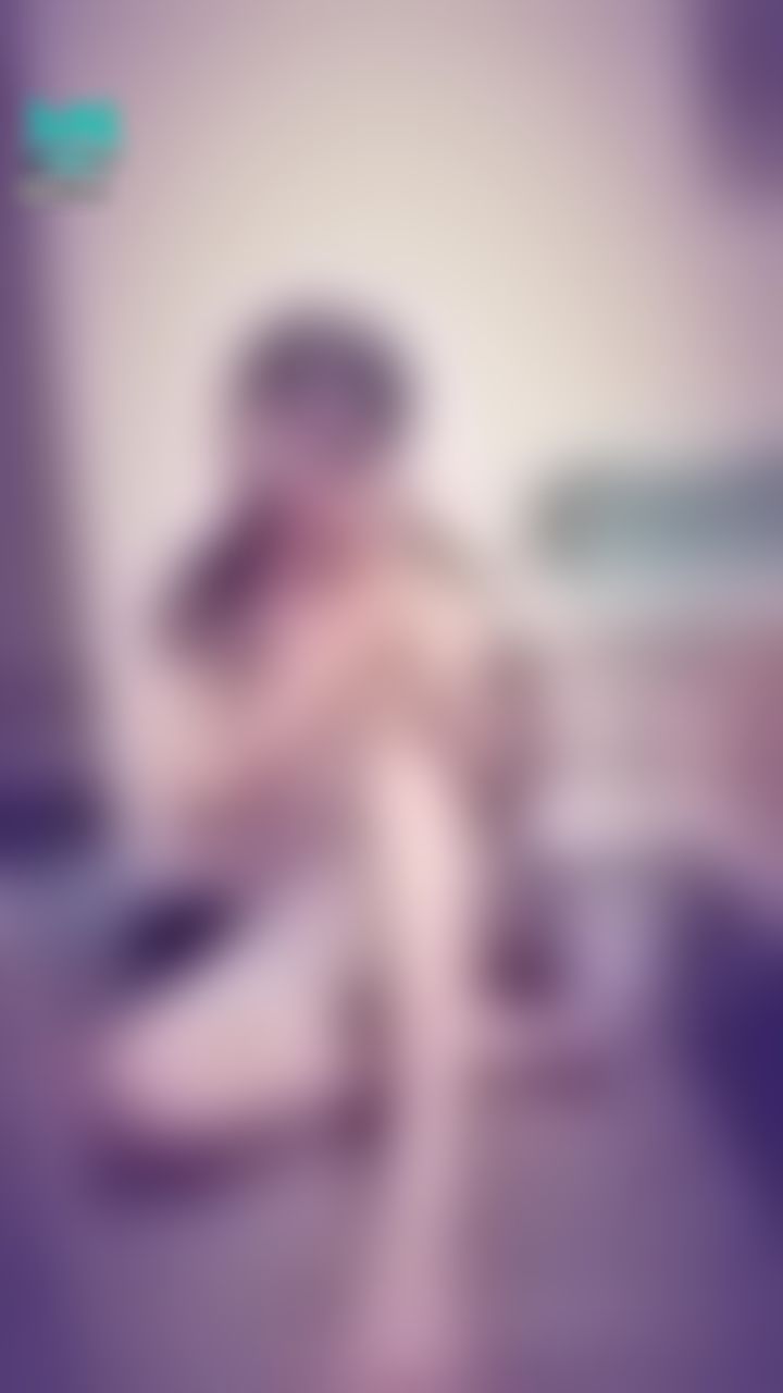 janicee : 地板上坐著💓
直視大腿根部👀
睡衣的半透明裙擺💖
光腳與美背⭐
silky night gown🎀
#長髮 #黑髮 #長腿 #美腿 #赤腳 #裸足 #美足 #短裙 #sexy #睡衣 #氣質 #細肩帶 #絲質 #美背