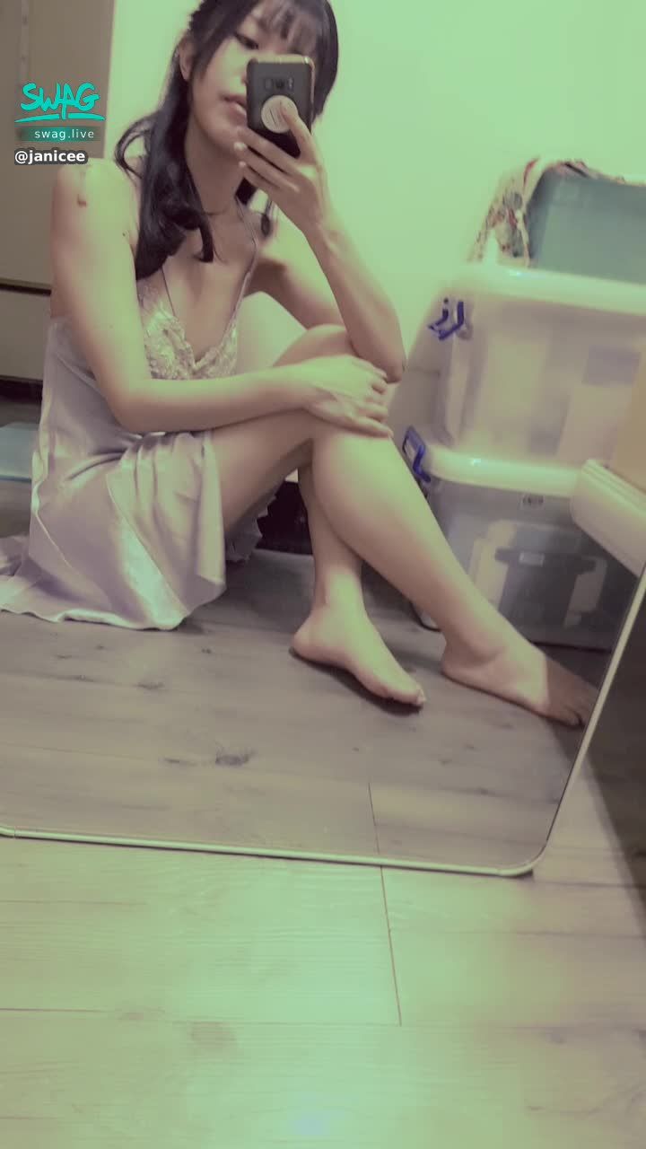  : touch beautiful legs 💙
Deep V of the chest 😈
sitting on the floor 💓
Translucent skirt for pajamas 💖
bare feet and beautiful back ⭐
silky night gown 🎀
#長髮 #黑髮 #長腿 #美腿 #赤腳 #裸足 #美足 #短裙 #sexy #睡衣 #氣質 #細肩帶 #絲質 #美背 #低胸