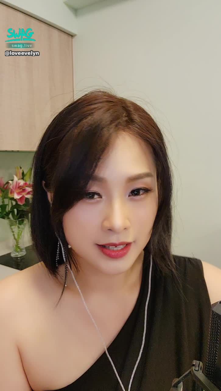 loveevelyn : 跟風一下“愛你”

記得今晚9點來看伊伊跟拉妃lafiite聯播喲🎀
喜歡看我們又色色又搞怪的
要來陪我們喲❤️❤️❤️