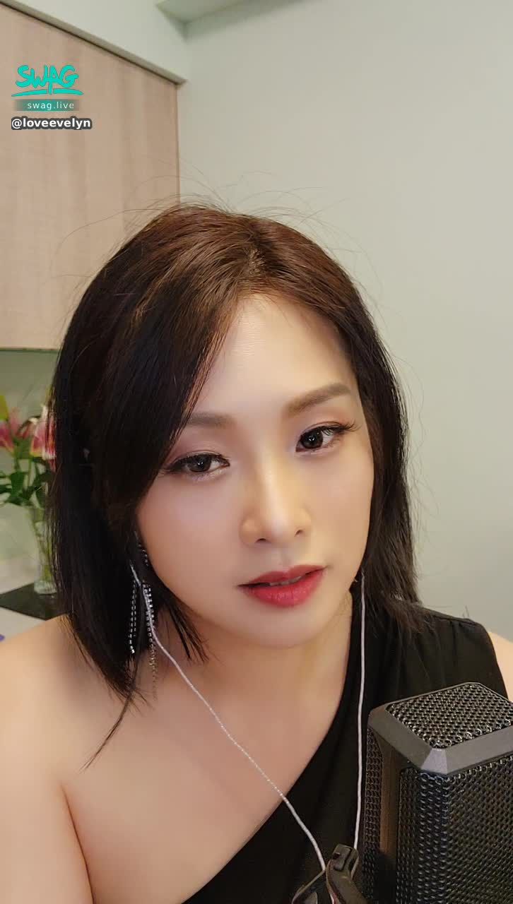 loveevelyn : 🎵一半一半🎶～喜歡，張碧晨的歌
官方送的麥克風🎤和聲卡
再來唱一下🎼