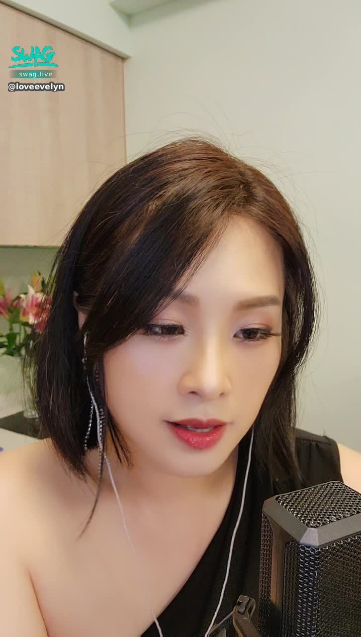 loveevelyn : 這樣深情伊伊唱給你聽
覺得可以嗎？會不會感動到
工作完累累的你？🤗🤗🤗