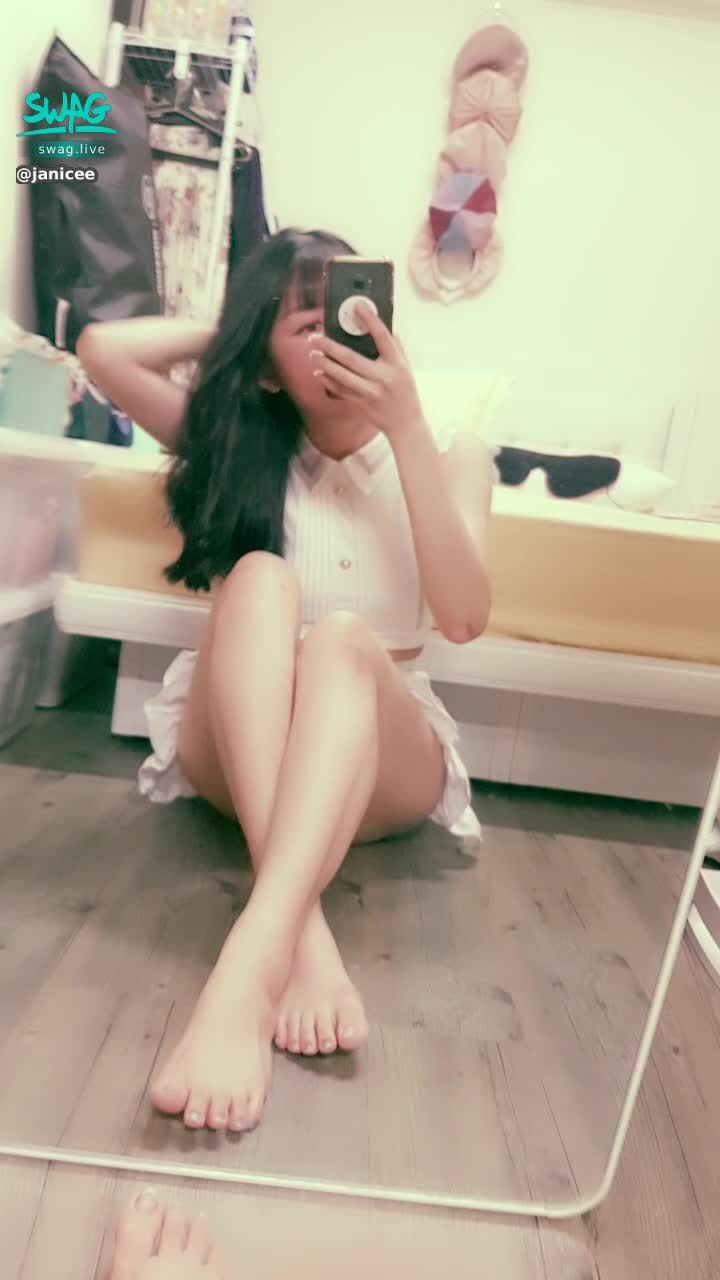 janicee : 下半身失蹤的坐姿💗
腳腳剛好擋住三角地帶😈
撥撥頭髮⭐
那年夏天，清純系小女僕💚
your own maid🌹
#長髮 #黑髮 #長腿 #美腿 #赤腳 #裸足 #美足 #短裙 #sexy #短裙 #氣質 #襯衫 #可愛 #露腰 #腳趾 #大腿