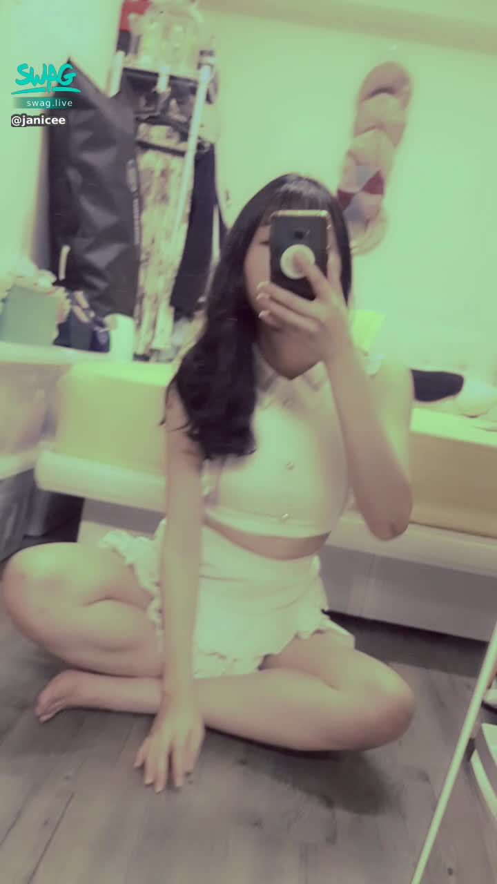 janicee : 白色短裙盤腿坐♥️
雨不停的聲音💦💦💦💦
露出腰的裝扮🎀摸摸腳💋
清純純色系小女僕💓
your maid⭐
#長髮 #黑髮 #長腿 #美腿 #赤腳 #裸足 #美足 #短裙 #sexy #短裙 #氣質 #襯衫 #可愛 #露腰