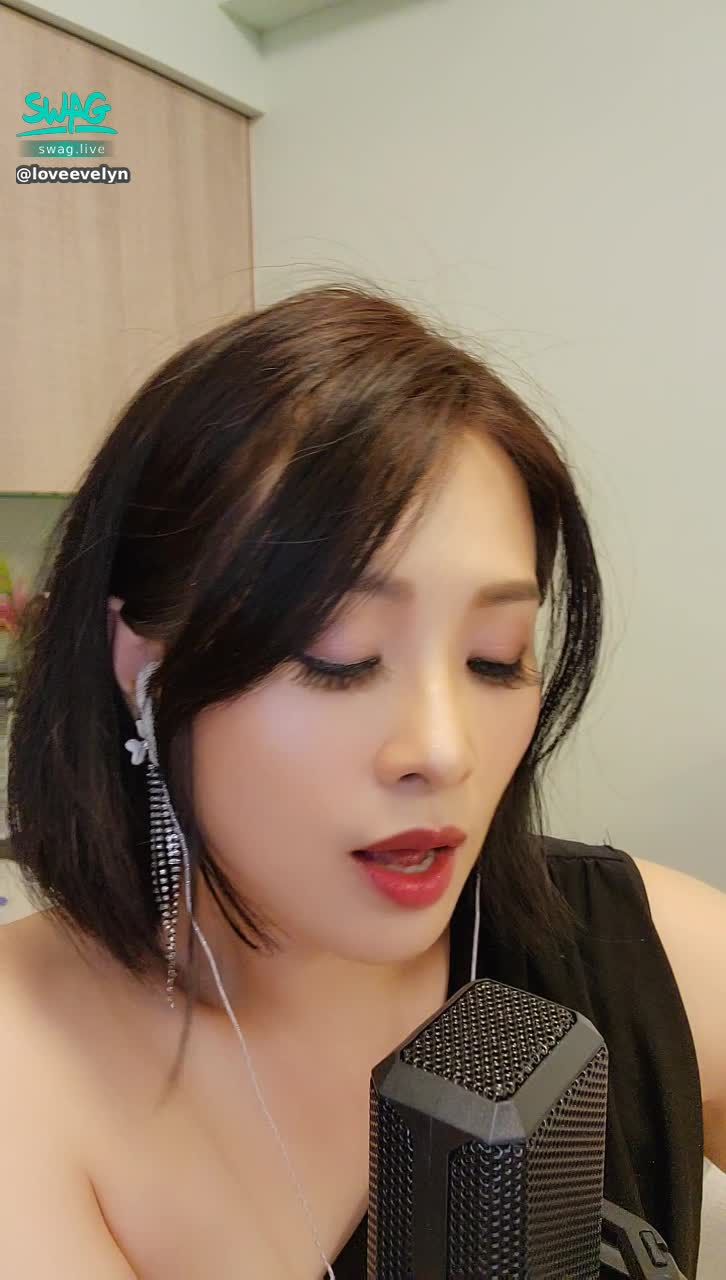 loveevelyn : 💋💋💋🎤紅玫瑰🎶💋💋💋
官方送的麥克風
真的還蠻好的，聽伊伊唱
你會感動到起雞皮疙瘩😇