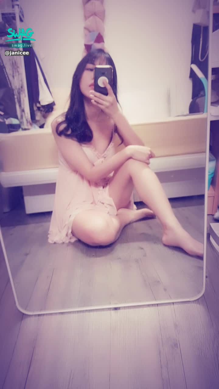 janicee : 裙底若隱若現的坐姿♥️
不安份的髮絲💓
一縷性感的捲度💙
露出內衣的邊緣😈
花季的誘人睡衣🌹
petal pinkish🌸
#長髮 #黑髮 #長腿 #美腿 #赤腳 #裸足 #美足 #短裙 #sexy #短裙 #氣質 #細肩帶 #可愛 #睡衣 #洋裝 #鎖骨 #腳趾 #蝴蝶結 #低胸 #腳底
