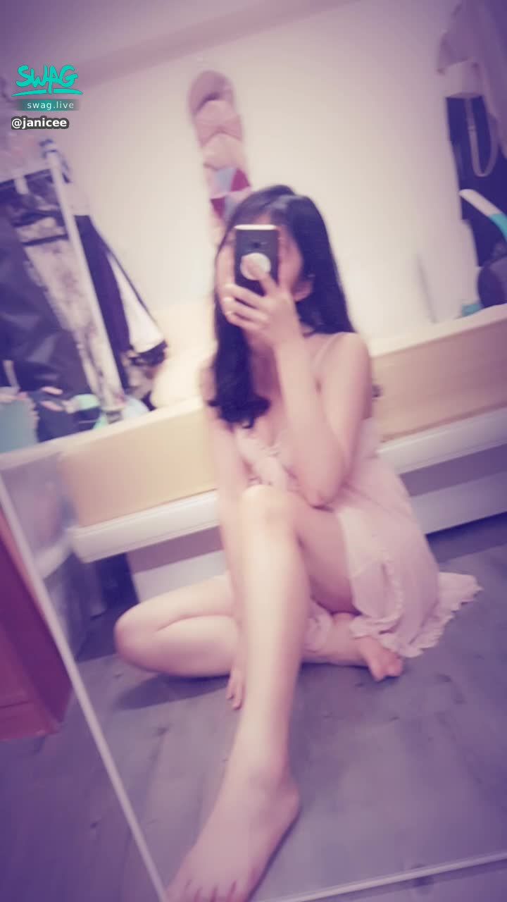 janicee : 長腿坐姿💙
摸摸腿🌸
地板上的粉紅色小性感💓
petal pinkish💖
#長髮 #黑髮 #長腿 #美腿 #赤腳 #裸足 #美足 #短裙 #sexy #短裙 #氣質 #細肩帶 #可愛 #睡衣 #洋裝 #鎖骨 #腳趾 #蝴蝶結 #低胸