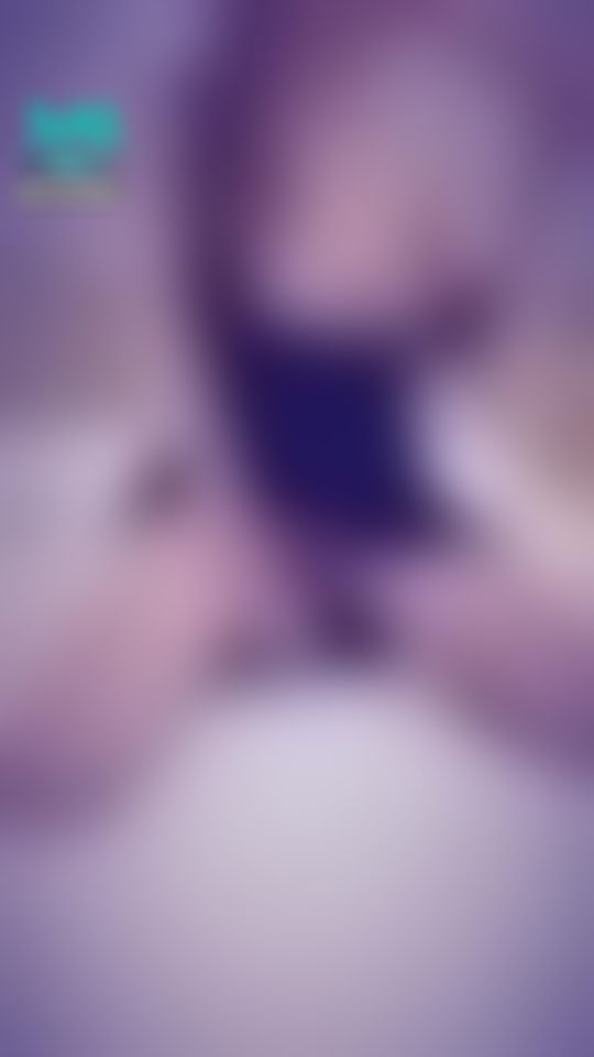 ninibaby : 🔥就想這樣被你幹🔥這樣算3p嘛🙈一邊猛插小穴一邊舔巨屌棒棒🙈
