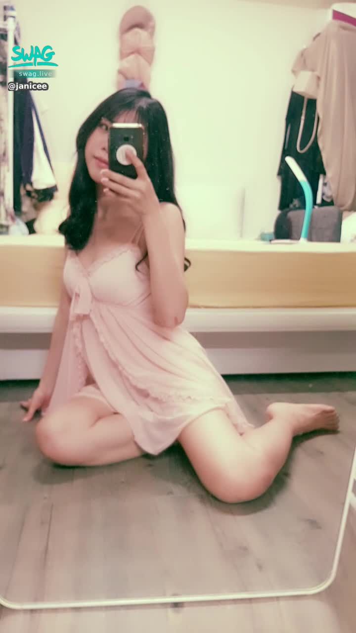 janicee : 扭動身姿時露出的內衣⭐
誘惑的低胸👀
花季的誘人睡衣🌹
petal pinkish🌸
#長髮 #黑髮 #長腿 #美腿 #赤腳 #裸足 #美足 #短裙 #sexy #短裙 #氣質 #細肩帶 #可愛 #睡衣 #洋裝 #鎖骨 #腳趾 #蝴蝶結 #低胸 #腳底 #bra #深V #內衣