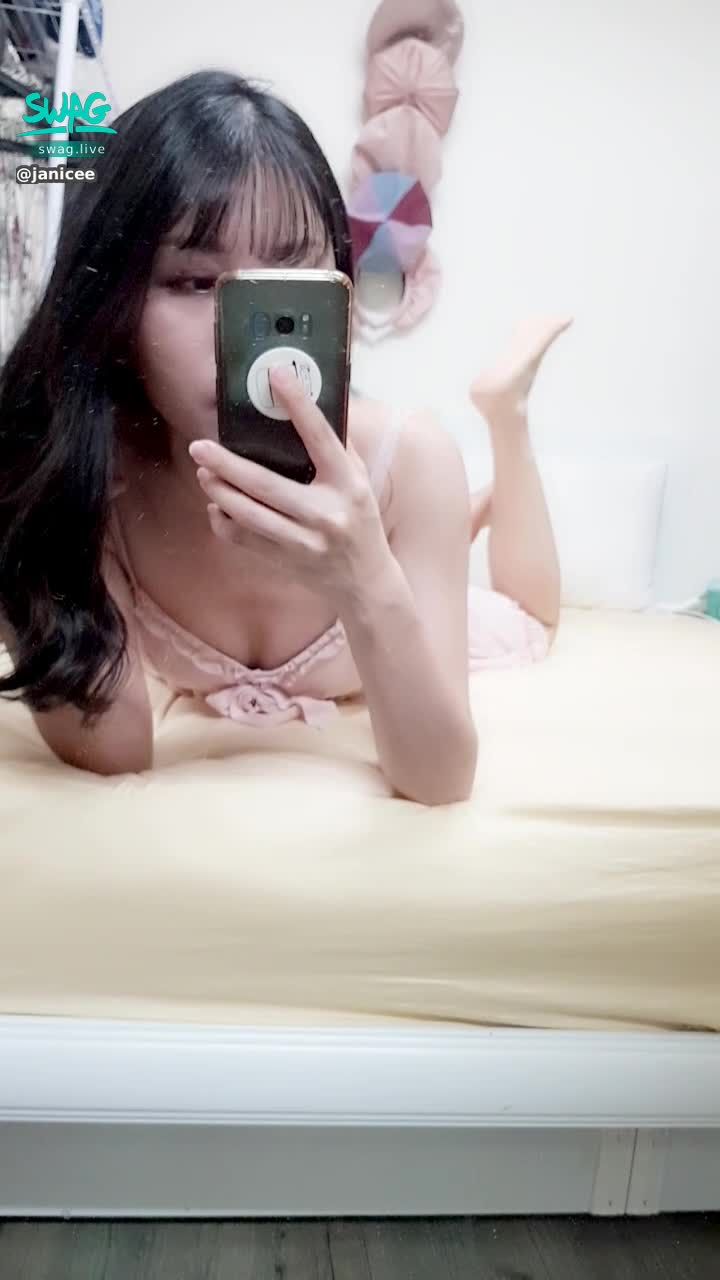 janicee : 趴在床上😍
男友視角👀
花季的誘人睡衣🌹
petal pinkish🌸
#長髮 #黑髮 #長腿 #美腿 #赤腳 #裸足 #美足 #短裙 #sexy #短裙 #氣質 #細肩帶 #可愛 #睡衣 #洋裝 #鎖骨 #腳趾 #蝴蝶結 #低胸 #腳底
