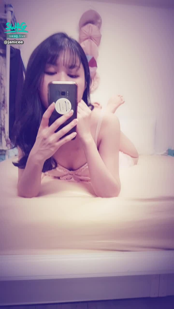 janicee : 放下一側肩帶😈
放在床上的性感胸型👀
露出內衣💋
花季的誘人睡衣🌹
petal pinkish🌸
#長髮 #黑髮 #長腿 #美腿 #赤腳 #裸足 #美足 #短裙 #sexy #短裙 #氣質 #細肩帶 #可愛 #睡衣 #洋裝 #鎖骨 #腳趾 #蝴蝶結 #低胸 #腳底 #乳溝 #內衣
