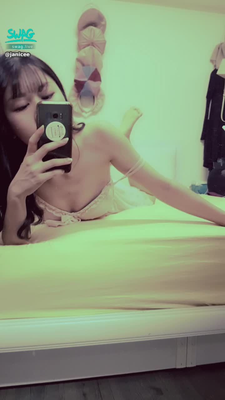 janicee : 放下兩側的肩帶💚
趴在床上的性感姿態
清晰的胸型💙
掉出的內衣😈
花季的誘人睡衣🌹
petal pinkish🌸
#長髮 #黑髮 #長腿 #美腿 #赤腳 #裸足 #美足 #短裙 #sexy #短裙 #氣質 #細肩帶 #可愛 #睡衣 #洋裝 #鎖骨 #腳趾 #蝴蝶結 #低胸 #腳底 #內衣 #bra