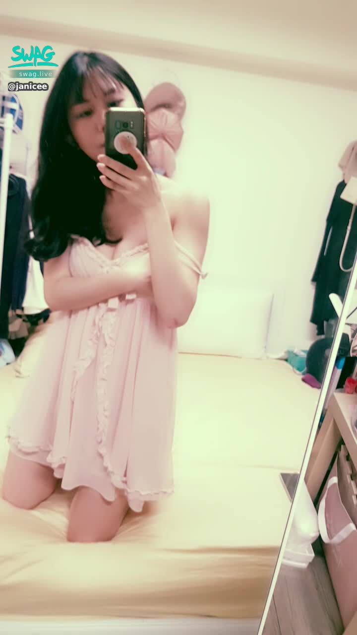 janicee : 放下兩側肩帶😈😈😈
抱著胸的害羞姿態💋
時不時露出的內衣🌸
花季的誘人睡衣🌹
petal pinkish💗
#長髮 #黑髮 #長腿 #美腿 #赤腳 #裸足 #美足 #短裙 #sexy #短裙 #氣質 #細肩帶 #可愛 #睡衣 #洋裝 #鎖骨 #腳趾 #蝴蝶結 #低胸 #bra #內衣