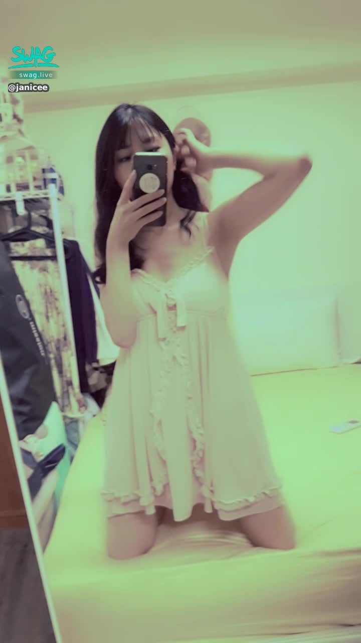 janicee : 把內衣肩帶歸位👀
側坐在床邊💖💖
花季的誘人睡衣🌹
petal pinkish🌸
#長髮 #黑髮 #長腿 #美腿 #赤腳 #裸足 #美足 #短裙 #sexy #短裙 #氣質 #細肩帶 #可愛 #睡衣 #洋裝 #鎖骨 #腳趾 #蝴蝶結 #低胸 #腋下