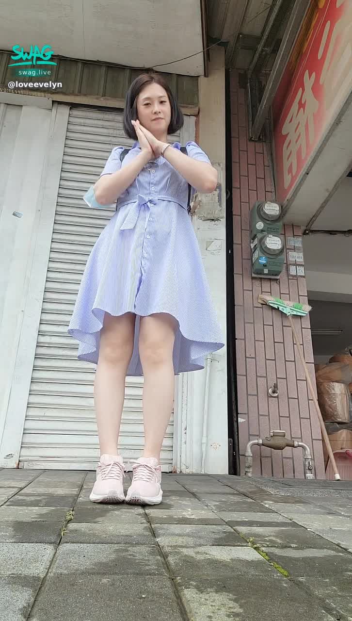 loveevelyn : 公車還要好久，來跳舞賣萌一下
路邊這樣真的很有恥度欸🤣🤣🤣