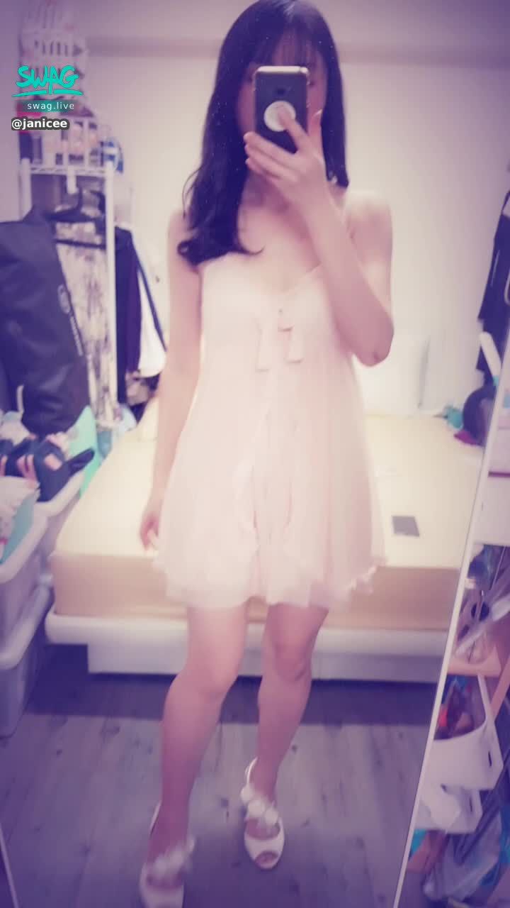 janicee : 跪下👀
脫下高跟鞋👠
花季的誘人睡衣🌹
petal pinkish🌸
#長髮 #黑髮 #長腿 #美腿 #赤腳 #裸足 #美足 #短裙 #sexy #短裙 #氣質 #細肩帶 #可愛 #睡衣 #洋裝 #鎖骨 #腳趾 #蝴蝶結 #低胸 #腳底 #高跟鞋