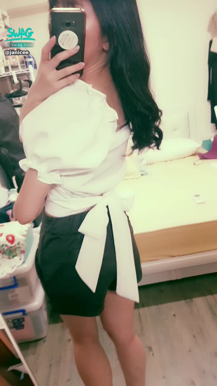 janicee : 看到蝴蝶結就會很想拆嗎😈？
純白色🌸
a knot in the back🎀🎀🎀
#長髮 #黑髮 #長腿 #美腿 #赤腳 #裸足 #美足 #sexy #短裙 #氣質 #可愛 #短褲 #鎖骨 #腳趾 #蝴蝶結 #低胸