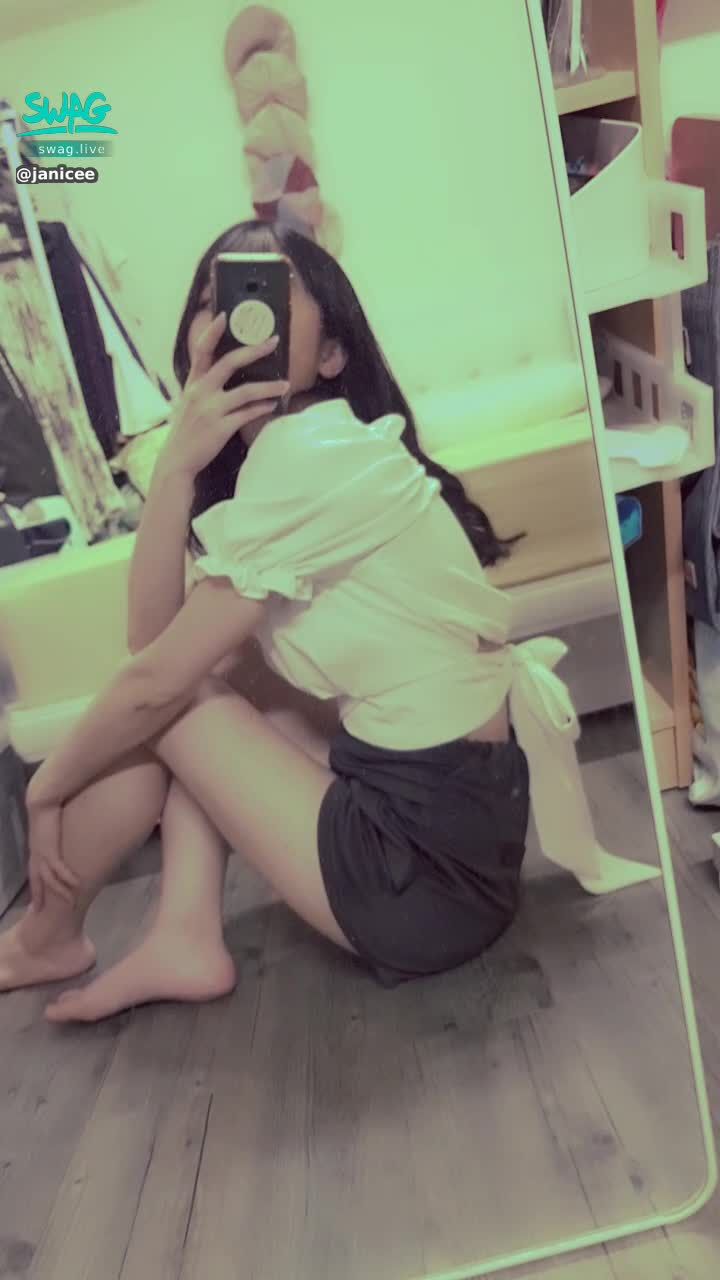 janicee : 拉開領口時透出的肩帶💙
抱著膝蓋💖
看到蝴蝶結就會很想拆嗎😈？
純白色🌸
a knot in the back🎀🎀🎀
#長髮 #黑髮 #長腿 #美腿 #赤腳 #裸足 #美足 #sexy #短裙 #氣質 #可愛 #短褲 #鎖骨 #腳趾 #蝴蝶結 #低胸