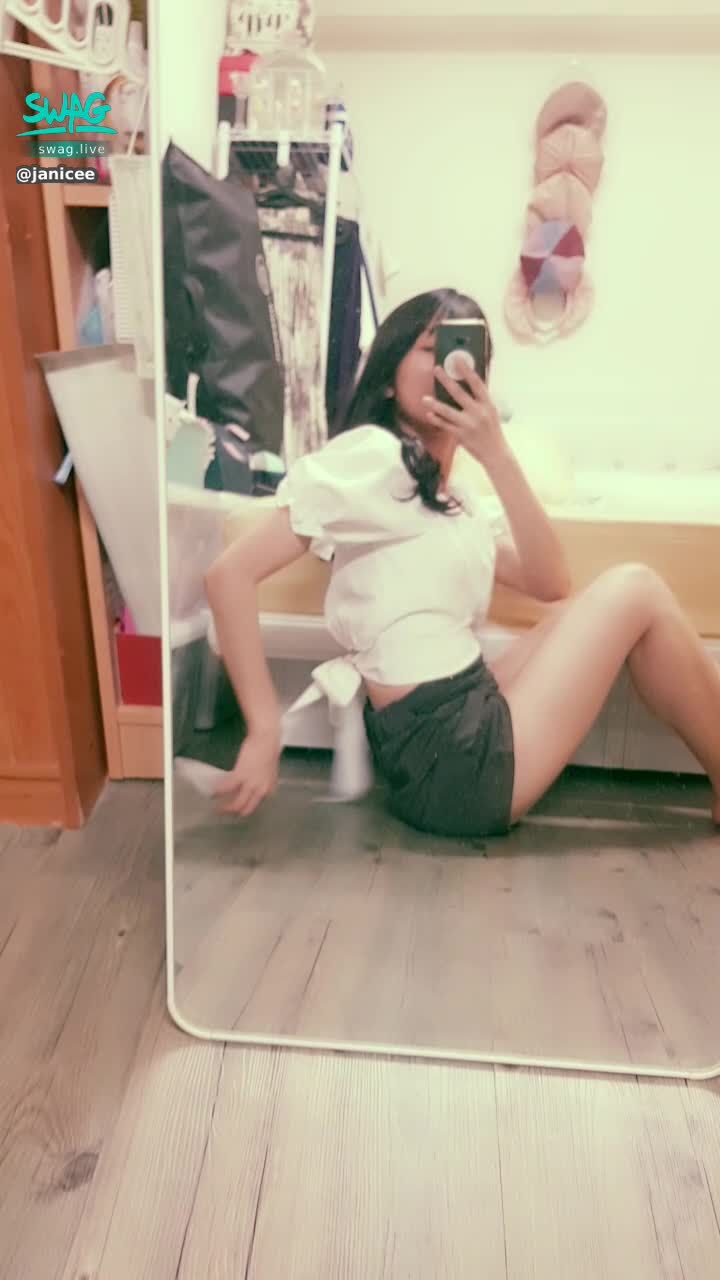  : Revealing traces of underwear when twisted 💗
Do you want to take it apart when you see the bow on the back? 😈 ?
pure white 🌸
a knot in the back 🎀🎀🎀
#長髮 #黑髮 #長腿 #美腿 #赤腳 #裸足 #美足 #sexy #短裙 #氣質 #可愛 #短褲 #鎖骨 #腳趾 #蝴蝶結 #腳底