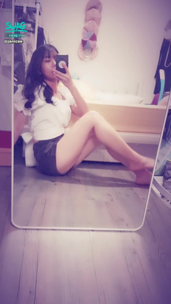  : Expose traces of underwear when turning sideways ♥️
teasing beautiful legs ⭐⭐ bare feet ⭐
Do you want to remove the bow when you see it? 😈 ?
pure white 🌸
a knot in the back 🎀🎀🎀
#長髮 #黑髮 #長腿 #美腿 #赤腳 #裸足 #美足 #sexy #短裙 #氣質 #可愛 #短褲 #鎖骨 #腳趾 #蝴蝶結 #腳底