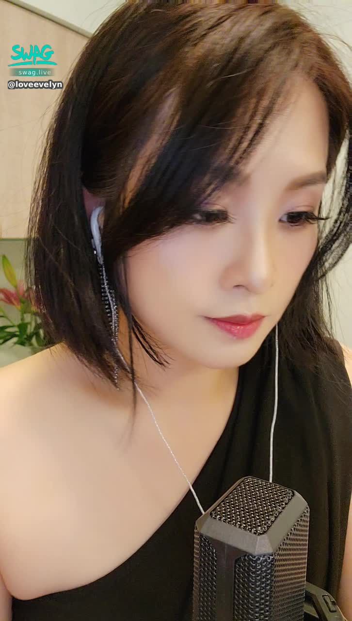 loveevelyn : 伊伊認真唱歌的側臉
可以讓你眼光停留在我身上
不離開嗎？☺️😊😊
