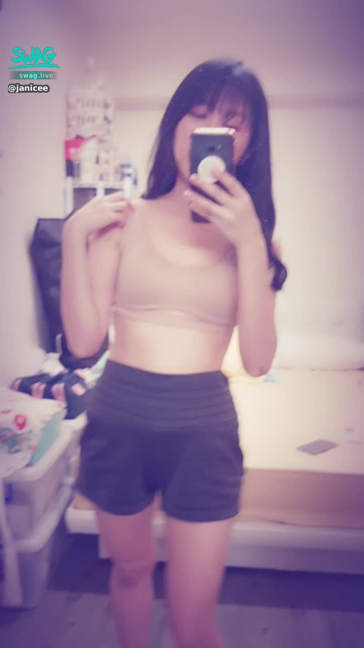 janicee : 撥個頭髮，露出腋下👀
露出南半球的內著♥️
裸色系💚
nude💖
#長髮 #黑髮 #長腿 #美腿 #赤腳 #裸足 #美足 #sexy #氣質 #可愛 #短褲 #鎖骨 #腳趾 #南半球 #腋下 #內著 #小可愛
