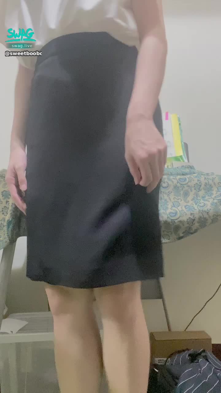 sweetbooboo : 沒穿內褲🩲 後入彎腰 姿勢⋯裙子太短小穴直接被從後面看光光了 很適合直接進來呦(///▽///)
