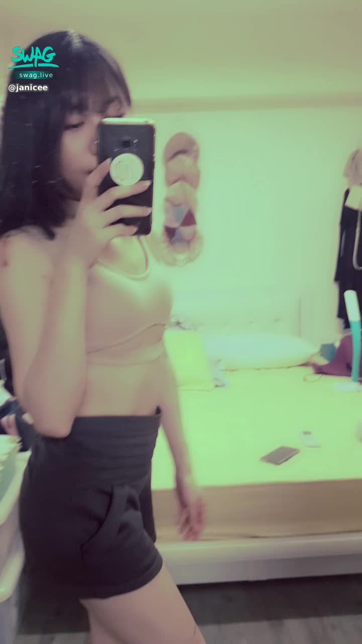 janicee : 側身的胸型😍😍😍
露出南半球的內著♥️
裸色系💚
nude💖
#長髮 #黑髮 #長腿 #美腿 #赤腳 #裸足 #美足 #sexy #氣質 #可愛 #短褲 #鎖骨 #腳趾 #南半球#內著 #小可愛