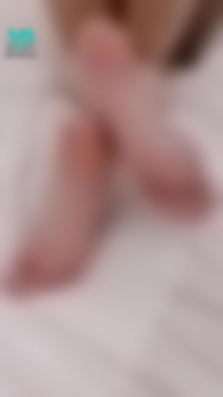  : 必解💕必需解鎖收藏的好片！
真的超美的身材⋯

特寫往上 再照全身⋯
屁股翹超高， 母狗趴式打屁屁
高清影片看腳底版，大白虎肥鮑魚，小屁眼菊花😏
外加超淫蕩害羞的臉💕💕💕💕