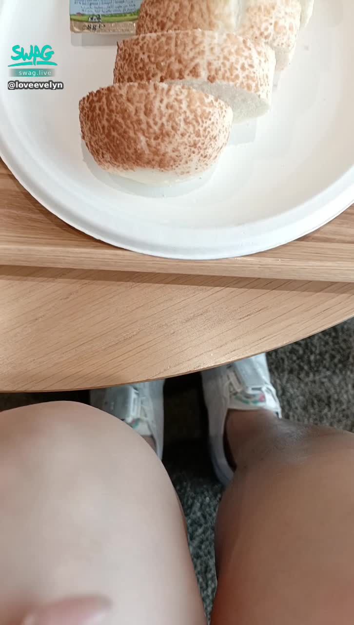 loveevelyn : 嘿嘿嘿...你猜~~伊伊今天
有穿underwear小內內出門嗎？😈
下播後，自己請自己來一份下午茶時光😌

→鑽石女神就是我！通關密語一週限用一次
快點私訊我問通關密語 🤫