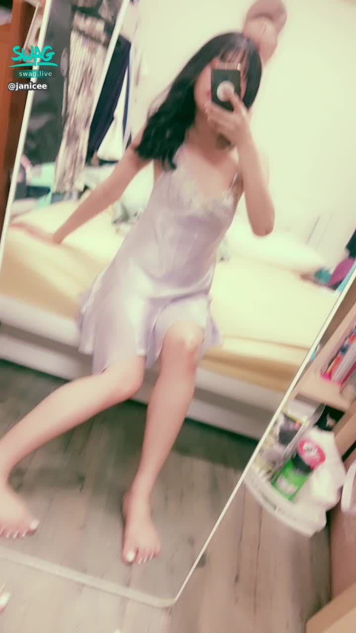 janicee : 近拍腳底與腳趾💓
曝光的坐姿👀😈😈😈
棚拍時畫的特殊妝💗
絲質美背睡衣💋
satin dress♥️
#長髮 #黑髮 #長腿 #美腿 #赤腳 #裸足 #美足 #短裙 #sexy #睡衣 #氣質 #細肩帶 #美背 #洋裝 #鎖骨 #腳趾 #低胸 #腳趾 #腳底